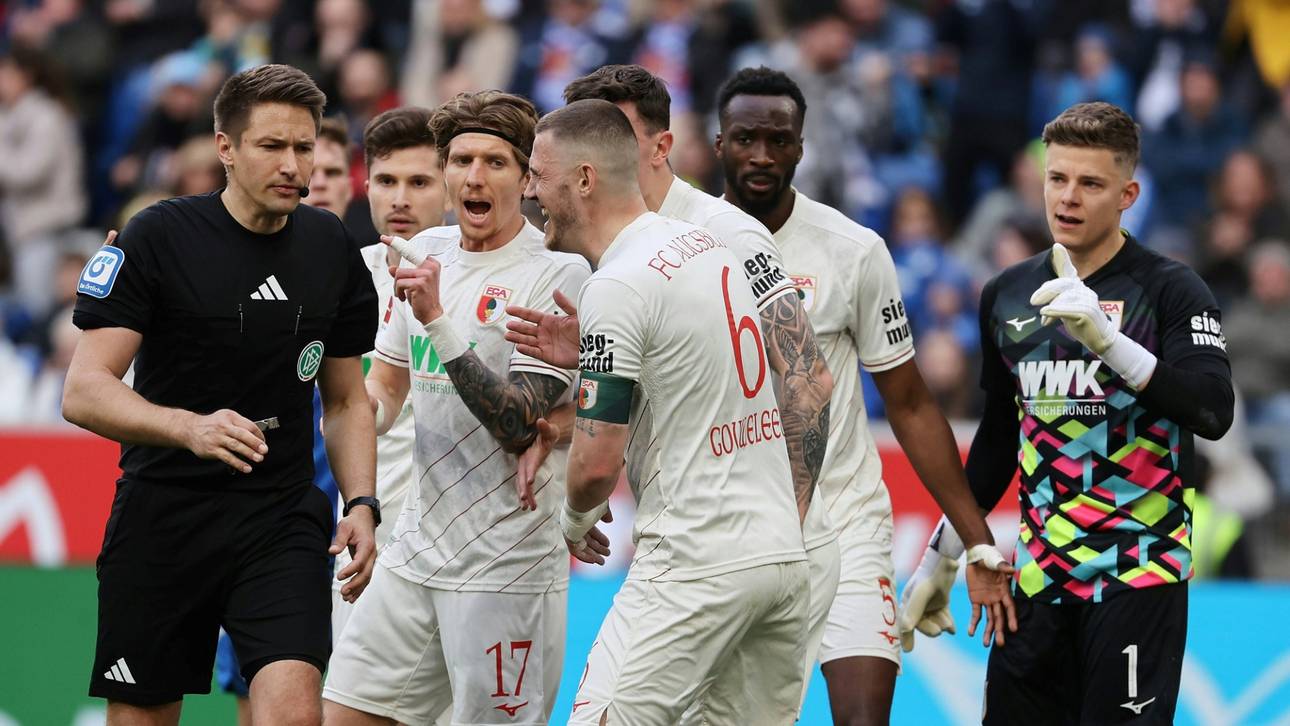 Die Augsburger Spieler sind sauer