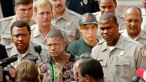Daniel Green (buntes Hemd) und Larry Demery (Mütze) werden 1993 nach ihrer Verurteilung abgeführt