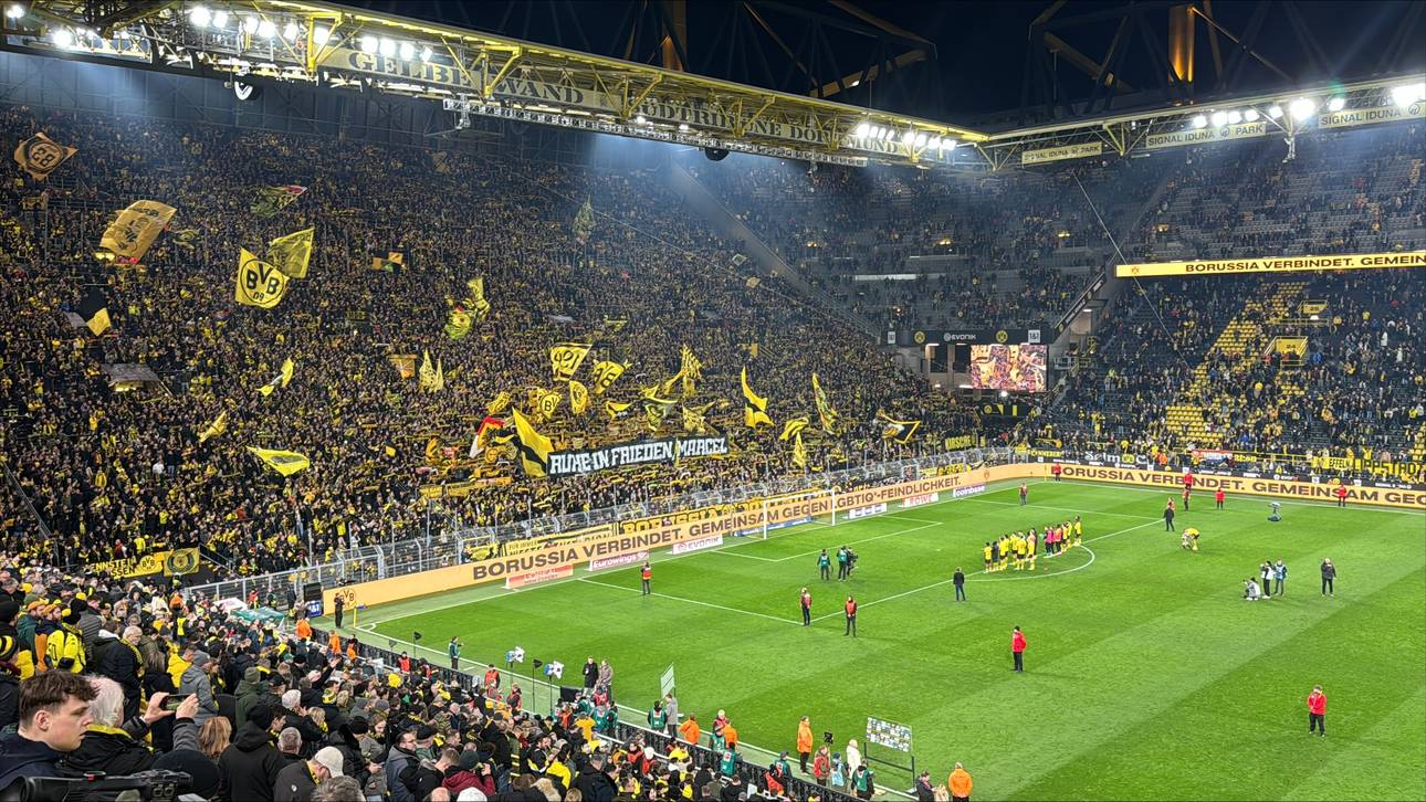 Auch nach Abpfiff zeigten die BVB-Fans Plakate in Gedenken an Marcel Schneider