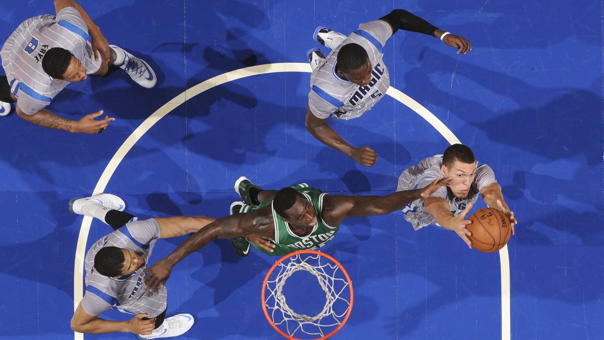 Boston muss in Orlando ran und steht unter dem gegnerischen Korb oft auf verlorenem Posten. Spielerisch läuft es für die Kelten ohnehin eher durchwachsen und so ist die Partie eher arm an Highlights