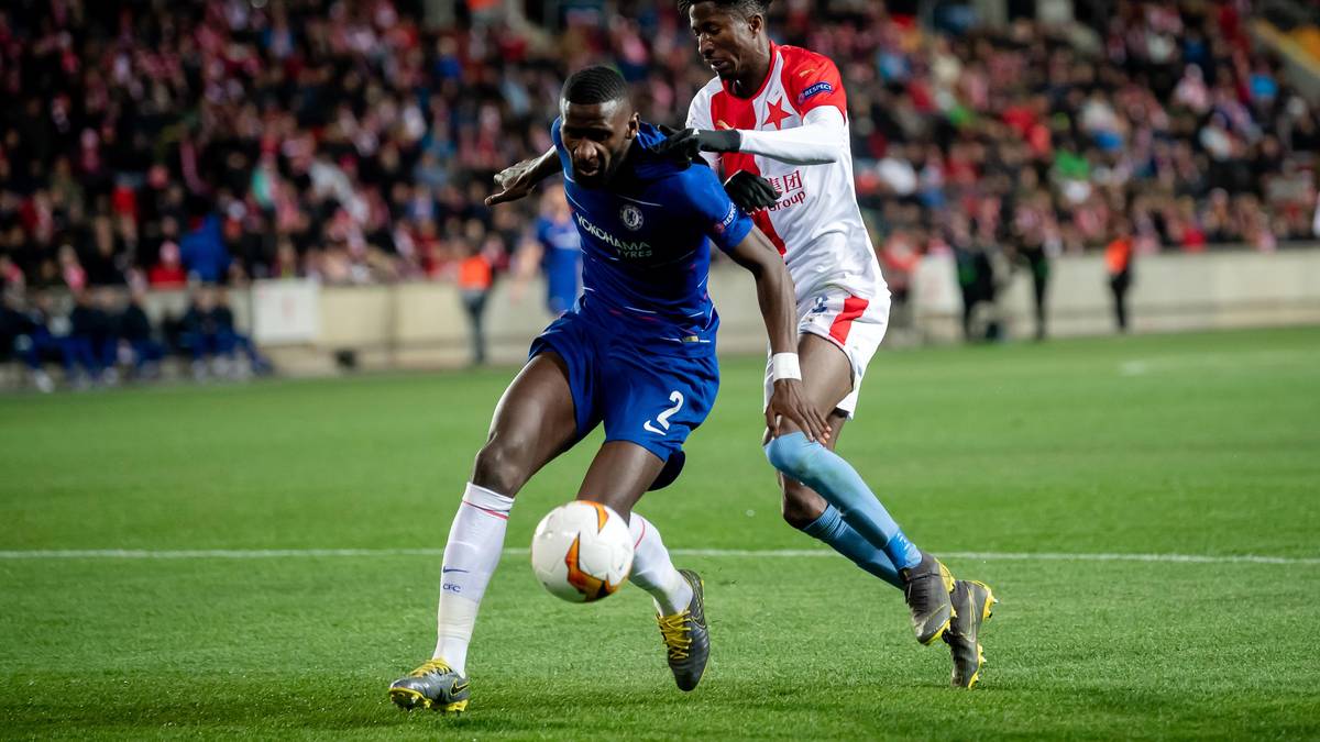 Mit Antonio Rüdiger und dem Brasilianer David Luiz verfügen die West-Londoner über zwei physisch unglaublich starke Innenverteidiger, vor den beiden räumt Weltmeister Ngolo Kante ebenfalls bereits fleißig auf. Wurde in den vergangenen Europa-League-Partien oftmals noch kräftig durchrotiert...