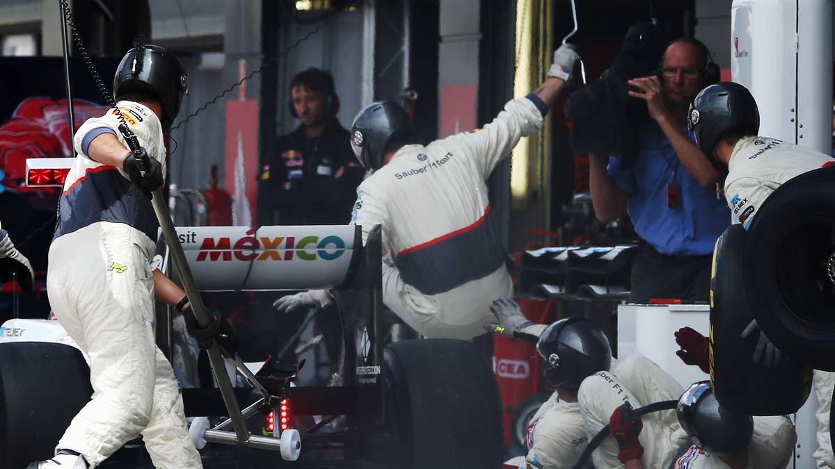 Gleich mehrere Mechaniker kommen beim Großen Preis von England 2012 zu Schaden, als der japanische Sauber-Pilot Kamui Kobayashi den Bremspunkt verpasst und in seine Boxencrew rauscht