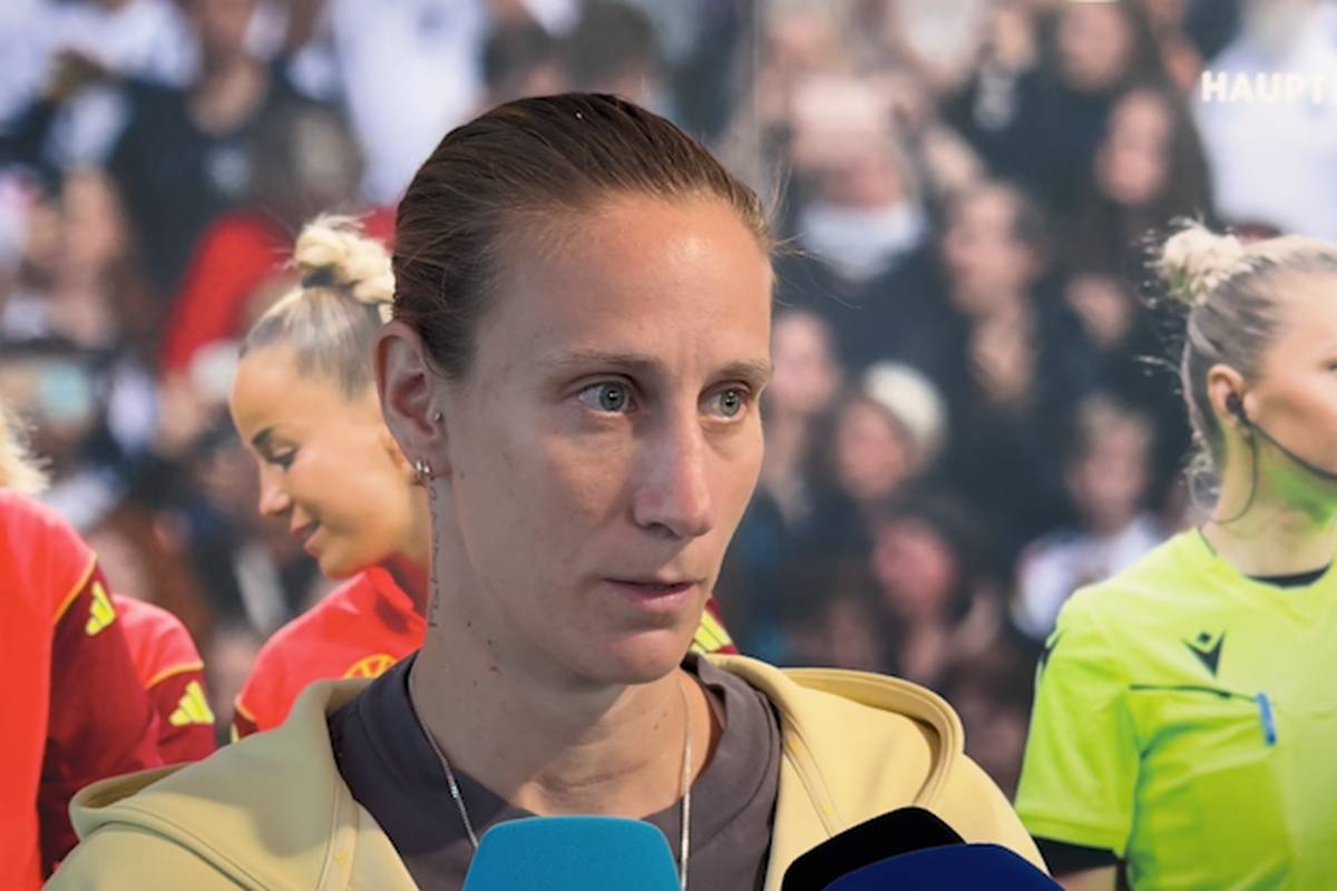 In den vergangenen Wochen hatte es DFB-Torhüterin Ann-Katrin Berger nicht leicht. Die Schlussfrau sah sich zunehmender Kritik ausgesetzt, auch von Trainer Christian Wück. Doch die 34-Jährige bleibt gelassen.