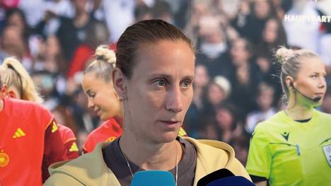 In den vergangenen Wochen hatte es DFB-Torhüterin Ann-Katrin Berger nicht leicht. Die Schlussfrau sah sich zunehmender Kritik ausgesetzt, auch von Trainer Christian Wück. Doch die 34-Jährige bleibt gelassen.
