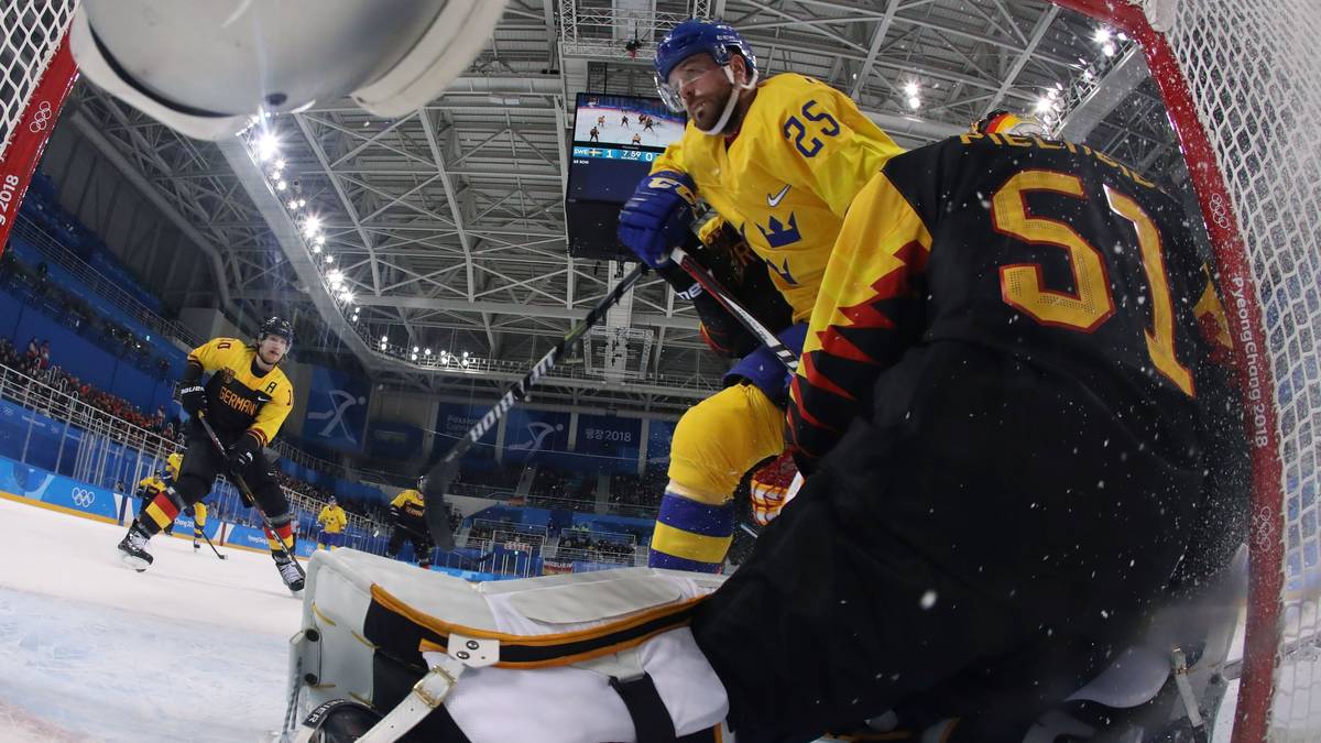 Schweden dagegen ist vor dem Tor einmal eiskalt und erzielt bereits nach zwei Minuten den Siegtreffer. Torhüter Timo Pielmeier, der den Münchner Meistergoalie Danny aus den Birken im zweiten Spiel ablöst, ist machtlos
