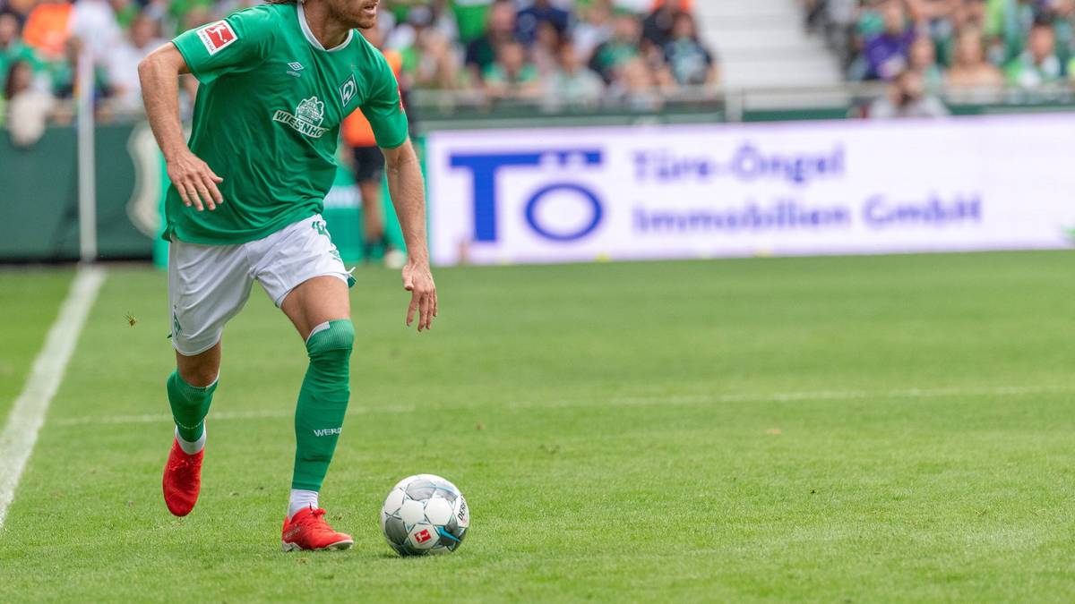 MICHAEL LANG: Der Rechtsverteidiger war erst vor der vergangenen Saison nach Gladbach gekommen. Doch mit Stefan Lainer holte die Borussia einen neuen Mann für die Position, dahinter lauert Talent Jordan Beyer. Weil Bremen mit Verletzungssorgen zu kämpfen hat, griff Werder kurz vor Transferschluss bei Lang zu - inklusive Kaufoption. Der Schweizer stand beim ersten Bremer Sieg gegen Augsburg sofort in der Startelf