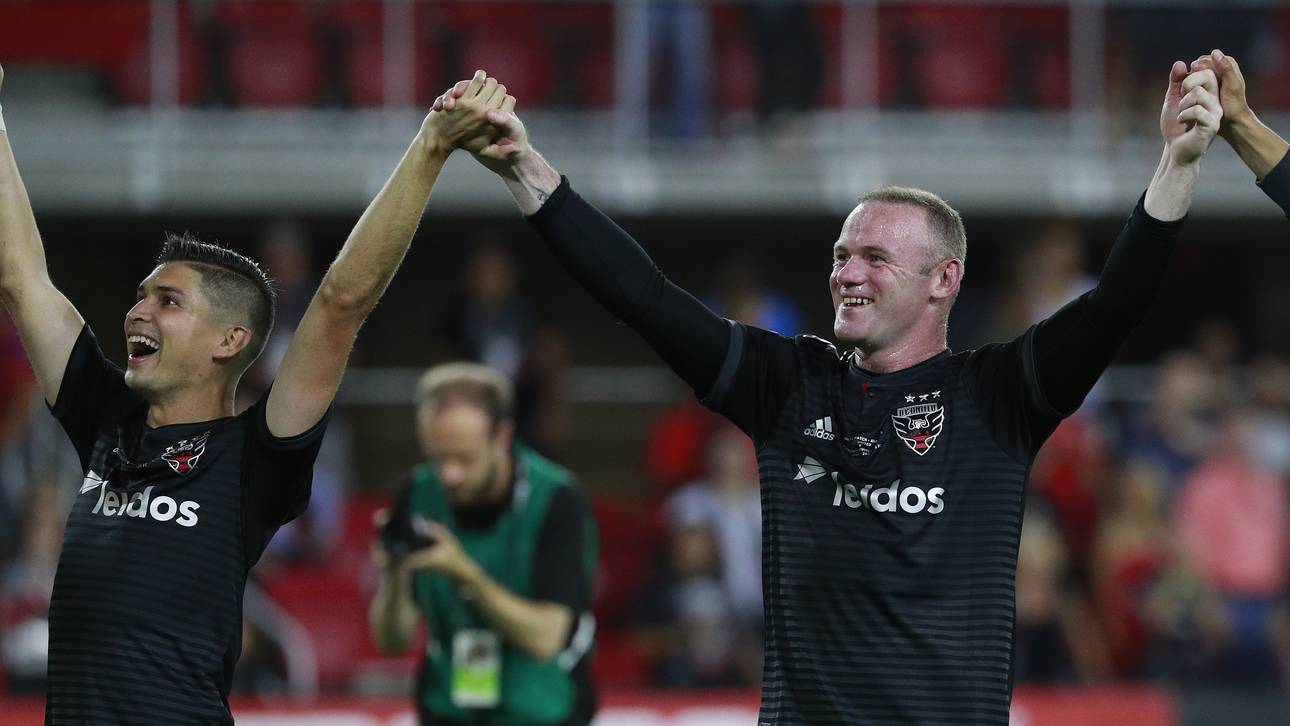 Rooney schießt United in Playoffs