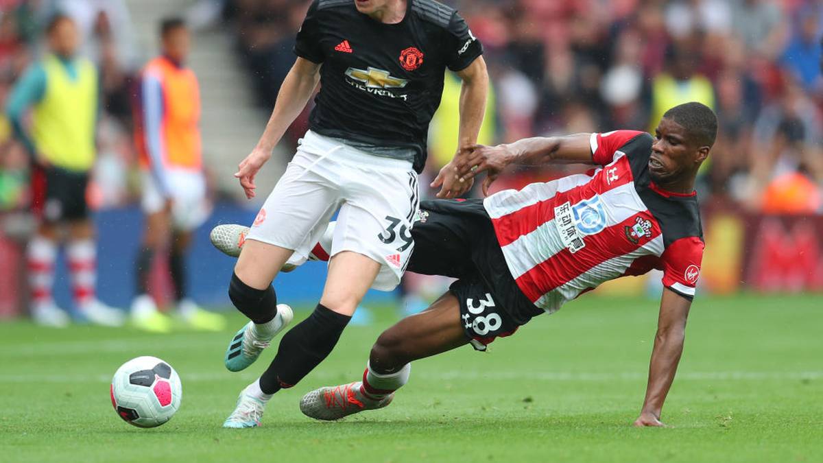 KEVIN DANSO: Der Österreicher machte in der vergangenen Saison 18 BL-Partien für den FCA, doch nun lockte der FC Southampton von Ralph Hasenhüttl. Die Saints präsentierten den Innenverteidiger, der zwischen dem 6. und 15. Lebensjahr in England lebte, als Deadline-Day-Zugang, sie besitzen eine Kaufoption. Danso spielte in der Liga gegen Brighton & Hove und im Pokal gegen Fulham durch, ehe er gegen Manchester United zunächst ein Tor vorbereitete - und dann nach 73 Minuten mit Gelb-Rot vom Platz flog