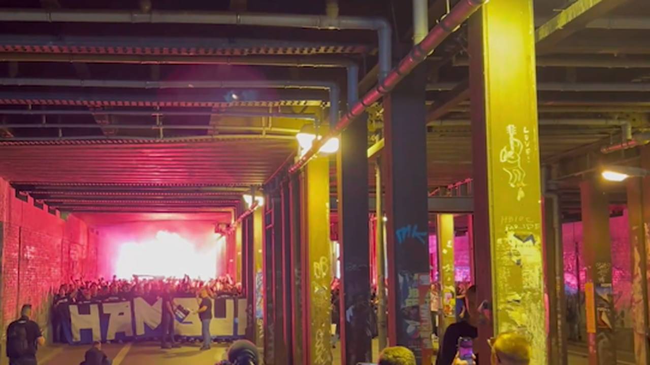 Irrer Fanmarsch vor Hamburg-Derby! HSV-Fans mit Pyro-Show