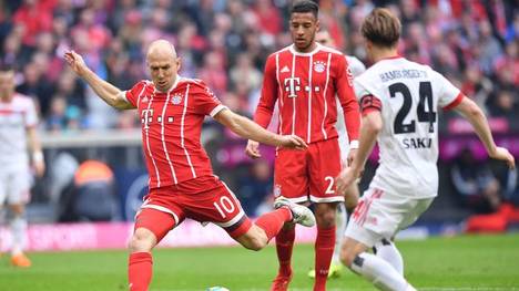 Arjen Robben (l.) testet mit Bayern München beim Hamburger SV
