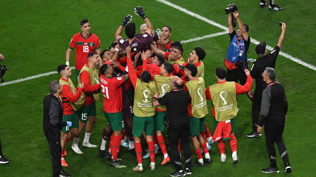 Bono wurde nach dem Coup gegen Spanien von seinem Team gefeiert