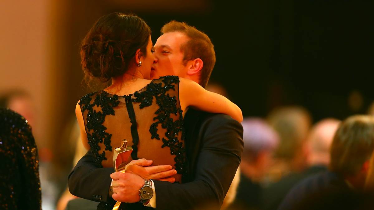 Zur Belohnung gibt es ein Küsschen von seiner Freundin