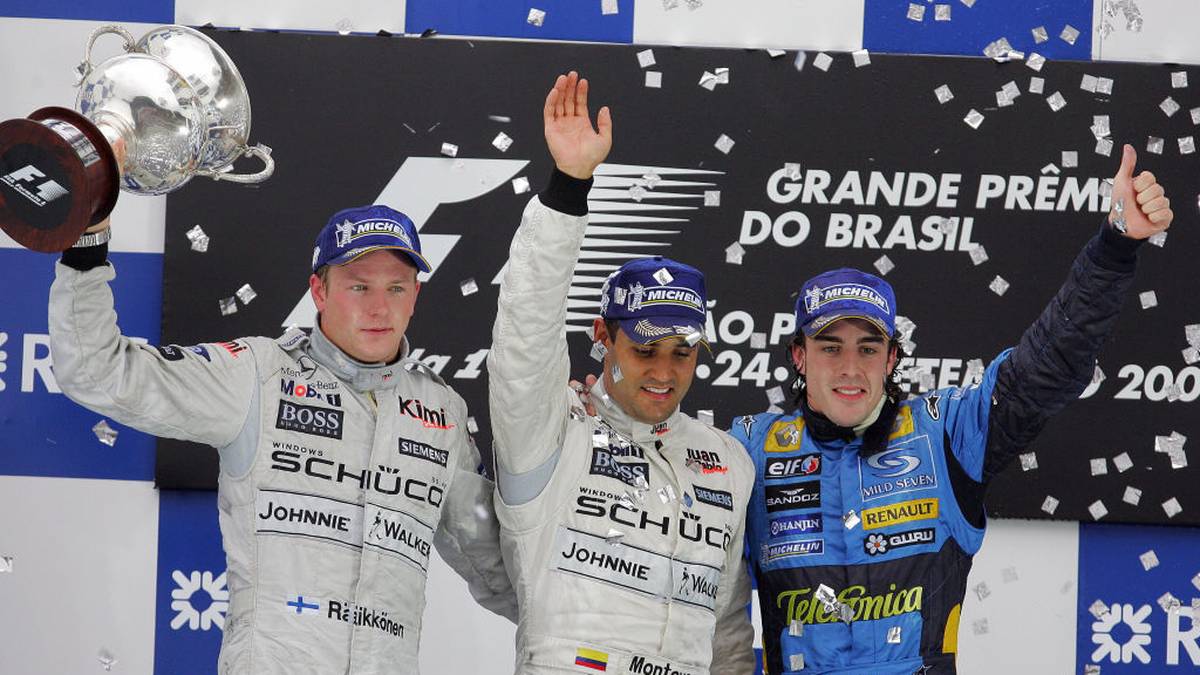 2005: Den Platz von Coulthard nimmt der Kolumbianer Juan Pablo Montoya (M.) ein. Er gewinnt in seiner Premierensaison gleich vier Rennen und wird Gesamtvierter - nur zwei Punkte hinter Schumacher. Noch besser läuft es für Räikkönen (l.) mit sieben Siegen. Das reicht für Platz zwei hinter Fernando Alonso (Renault)