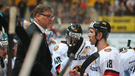 Bundestrainer Pat Cortina (l.) spricht beim Deutschland Cup 2014 mit dem DEB-Team