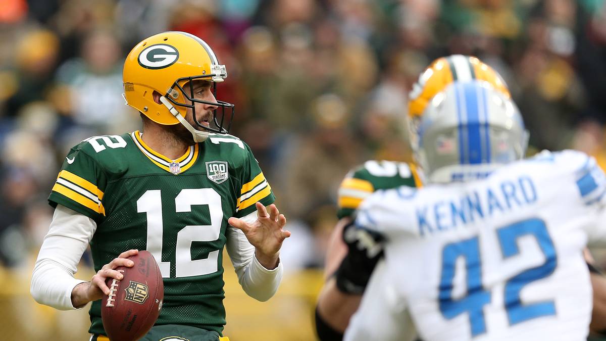 Gleich fünf Quarterbacks nehmen über 30 Millionen Dollar pro Jahr ein. Matt Ryan (Atlanta), Carson Wentz (Philadelphia) und - auf Platz 3 der meistverdienenden NFL-Stars, AARON RODGERS. Der Star der Green Bay Packers streicht 33,5 Millionen Dollar ein, seine Vertragsverlängerung Anfang 2018 brachte ihm einen Bonus von stattlichen 57,5 Millionen Dollar