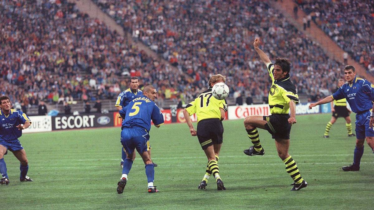 Dortmund gilt vor der Partie gegen das Starensemble aus Turin um Zinedine Zidane, Didier Deschamps, Christian Vieri und Co. als krasser Außenseiter. Doch der BVB hat Karl-Heinz Riedle (2.v.r.). In der 29. Minute gelingt dem Mittelstürmer der umjubelte Führungstreffer