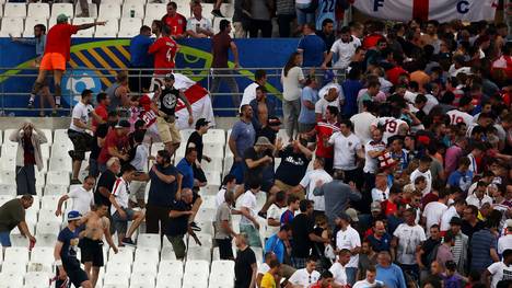 Russische Fans gingen im Stadion auf englische Zuschauer los