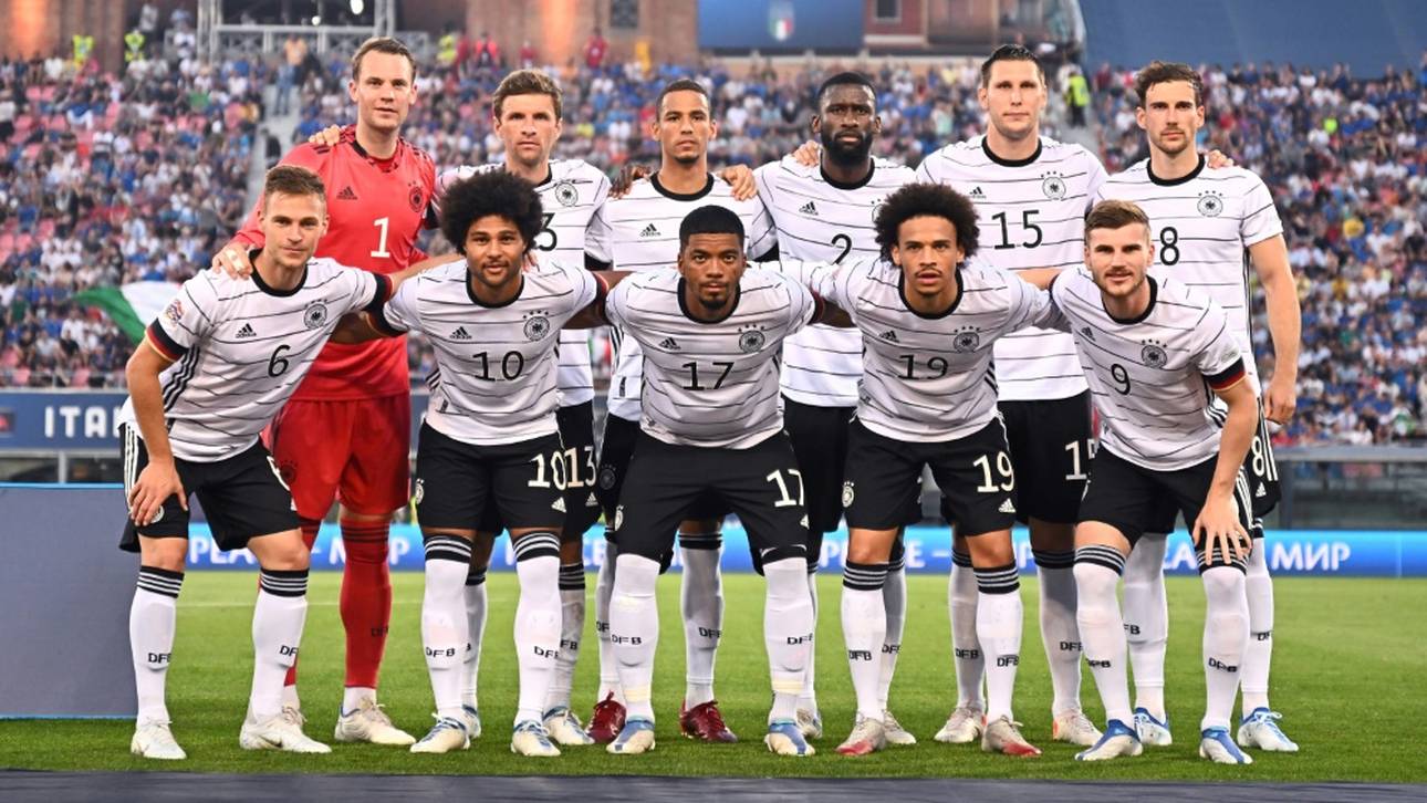 Flick-Elf spielt in Trikots der Frauen