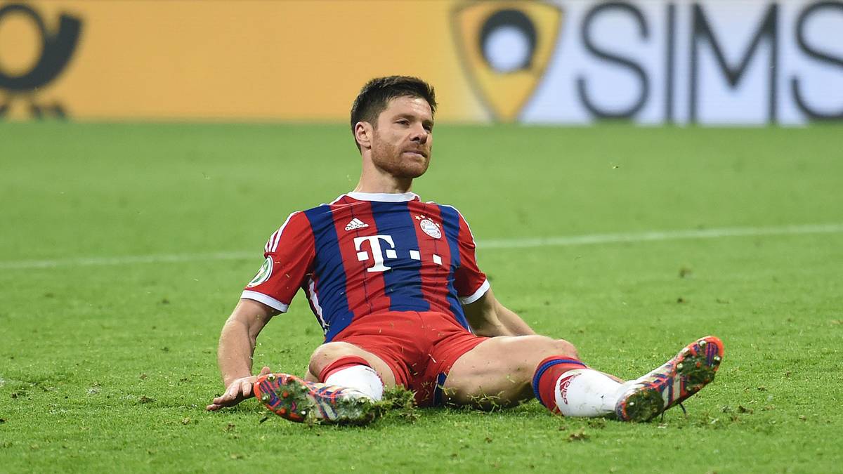 Kurz nach ihm sitzt Xabi Alonso auf dem Hosenboden. Auch er rutscht am Elfmeterpunkt weg, sein Schuss landet im dritten Oberrang der Allianz Arena. Bayern vergibt vier von vier Elfmetern.