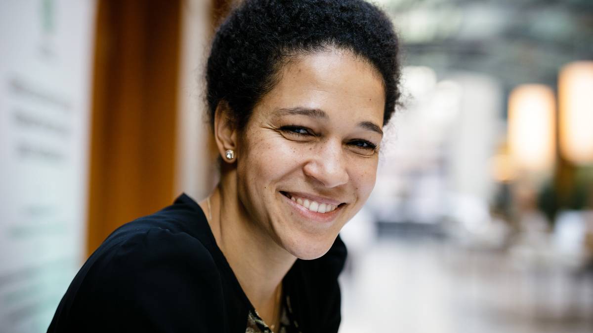 CELIA SASIC: Die frühere Nationalspielerin wäre die Galionsfigur eines modernen DFB. Multi-Kulti, weiblich, jung und intelligent. Aus UEFA-Kreisen ist zu vernehmen, dass Sasic eine wichtige, wenn nicht die bedeutendste Rolle bei der erfolgreichen EM-Bewerbung gespielt hat. Die zweimalige Europameisterin ist zwar noch jung - dennoch wird ihr von vielen Seiten viel zugetraut