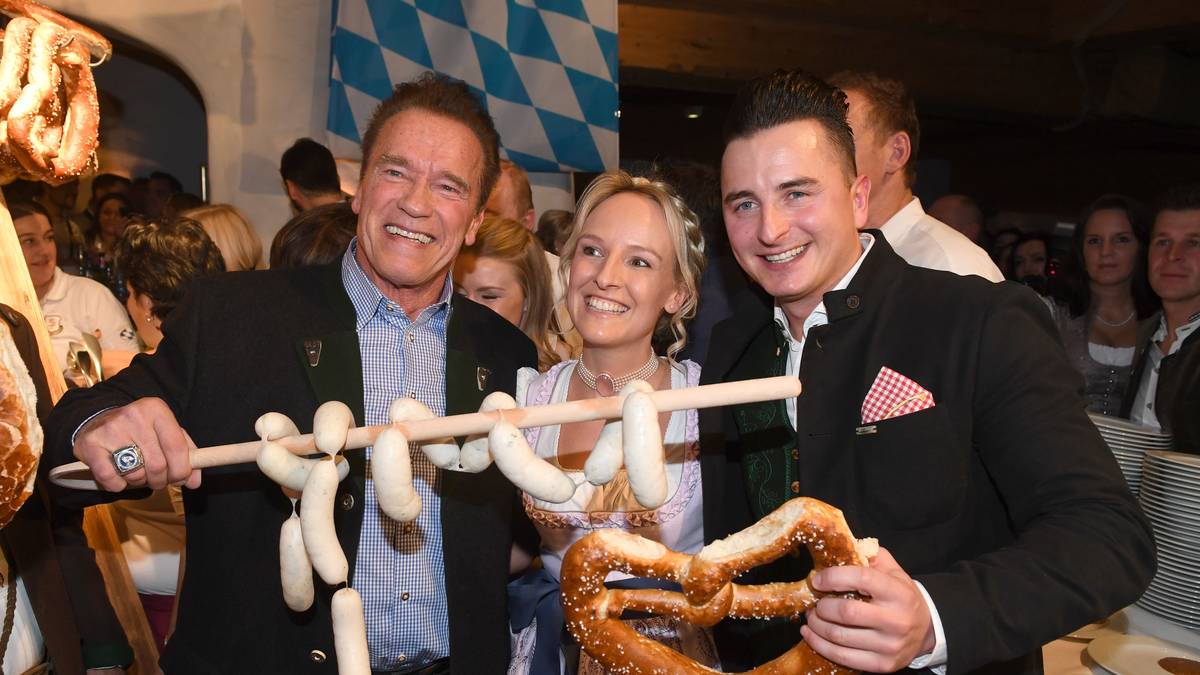 Selbst einen Terminator lockt die Promi-Party an. Klar, Arnold Schwarzenegger ist ja auch gebürtiger Österreicher. Hier zeigt sich "Arnie" mit Freundin Heather Miligan und Sänger Andreas Gabalier