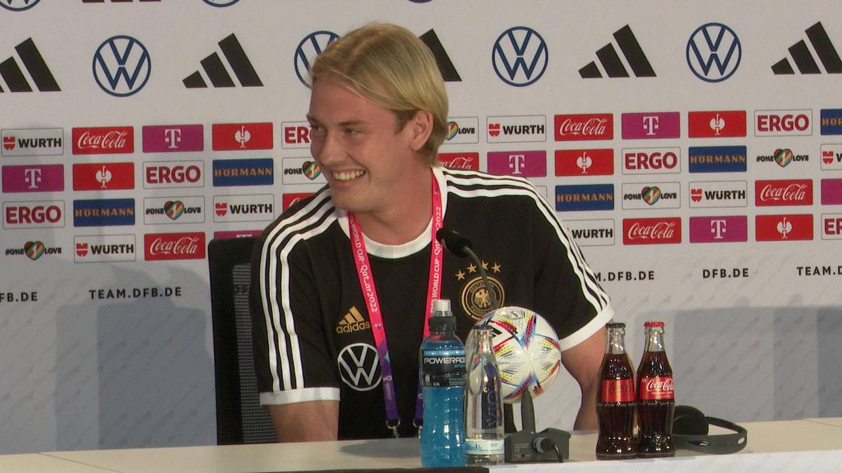 Von wegen bedrückte Stimmung im DFB-Lager. Julian Brandt sorgt unfreiwillig für einen Lacher auf der Pressekonferenz, selbst die Pressesprecherin kann ihm nicht helfen.