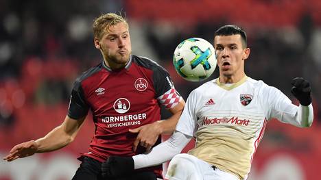 Der 1. FC Nürnberg (l.: Hanno Behrens) muss zum Derby nach Ingolstadt