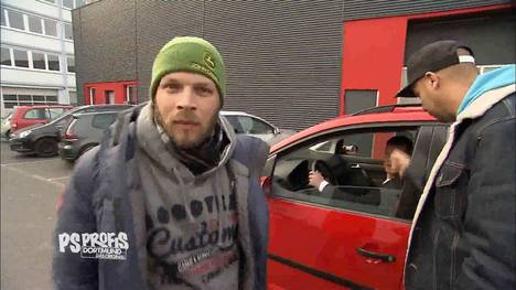 JP und Sid helfen heute Sport1-Zuschauer Peter. Der frisch gebackene Vater sucht ein familienfreundliches Fahrzeug. Seine Ansprüche sind allerdings auch für die PS Profis eine echte Herausforderung: Anhängerkupplung, Sitzheizung, Klimaautomatik und Metalliclack sollten schon drin sein – und das bei einem Budget von 4.000 Euro! Zur Auswahl stehen: Ein VW Touran, ein Honda CRV und ein Ford Galaxy. JP und Sid geben wichtige Informationen zu den Autos und liefern jede Menge Mehrwert für den Zuschauer. Was macht ein Auto familientauglich und auf welche Eigenschaften muss man besonders achten?