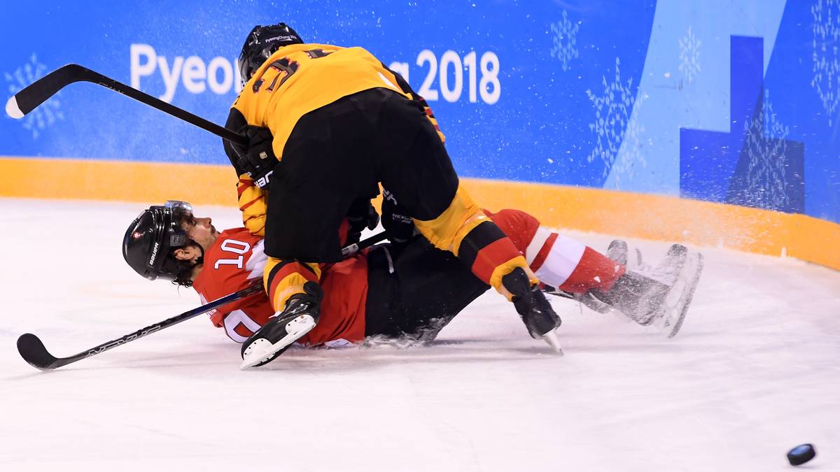 Das Duell ist dabei stets hart umkämpft. Verteidiger Christian Ehrhoff geht bereits nach neun Sekunden nach einem brutalen Foul k.o., bei dem er den Ellbogen eines Gegenspielers voll ins Gesicht bekommt. Im zweiten Drittel kehrt er aber zurück. Deutschland geht bereits früh in Führung, kassiert aber im zweiten Drittel den Ausgleich
