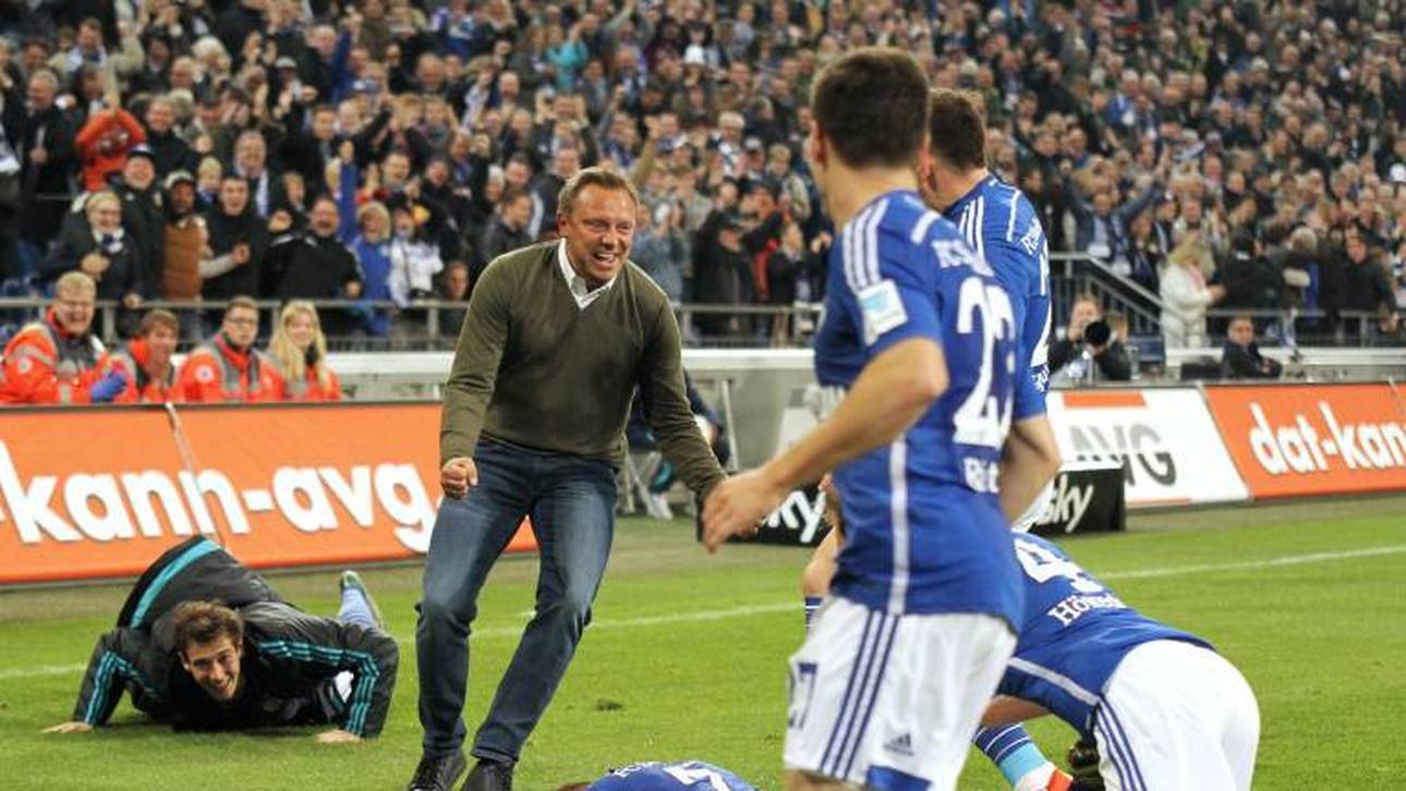 Schalker Jubel nach dem Siegtor mit Trainer Andre Breitenreiter (FC Schalke 04)