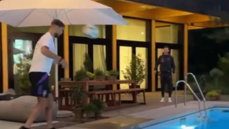 Die Stars des DFB-Teams zeigen am Pool, was sie mit dem Fußball anfangen können.