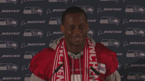 Vor dem NFL Munich Game gegen die Tampa Bay Buccaneers in der Allianz Arena wird Seattle-Seahawks-Quarterback Geno Smith nach dem FC Bayern gefragt und denkt Zlatan spielt Fußball bei den Münchnern. 