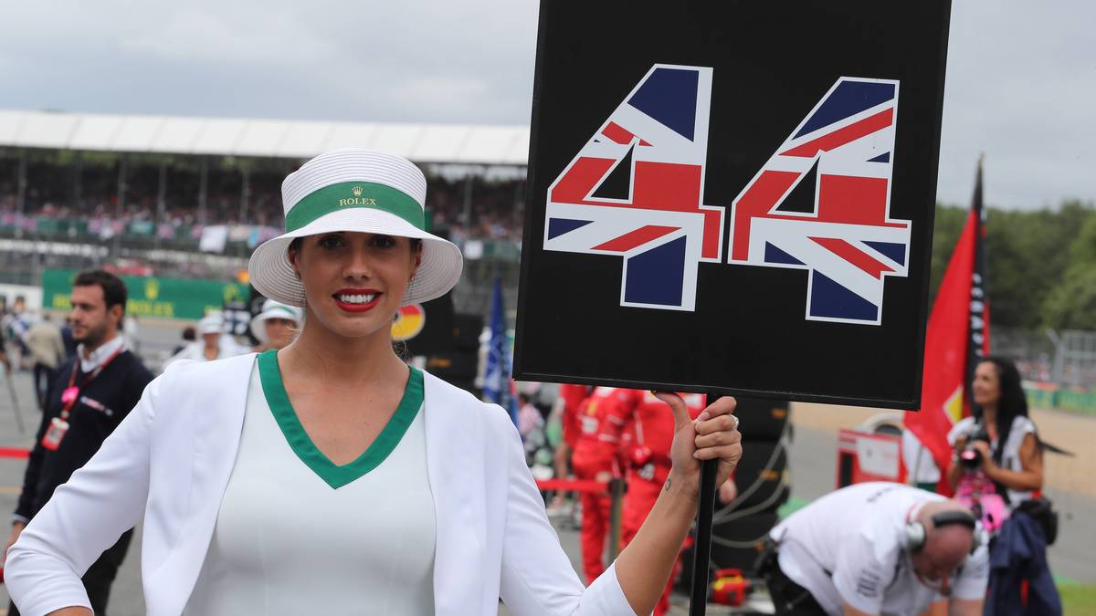 Silverstone (Formel 1/MotoGP): Anderes Land, anderes Wetter. In Großbritannien müssen sich selbst die Schönheiten an der Strecke auf plötzliche Regenschauer gefasst machen