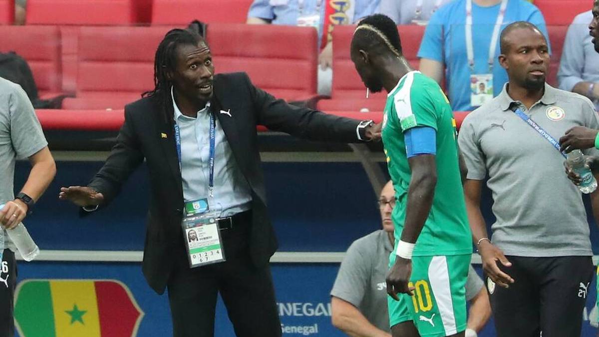 Senegals Nationaltrainer Aliou Cissé (l.) gibt Sadio Mané bei der WM 2018 Anweisungen