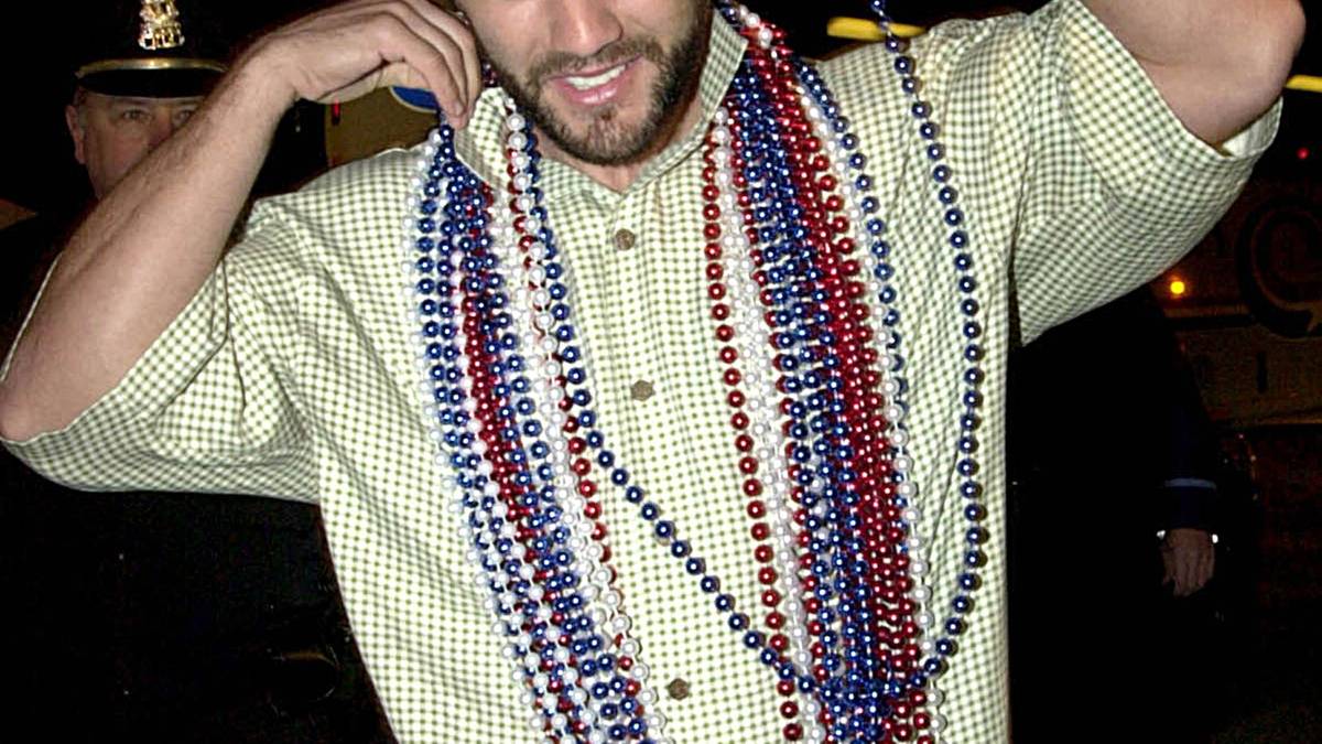 Der eigentliche Matchwinner des Abends ist aber einer der größten Kicker der Liga-Geschichte: Adam Vinatieri (Bild). Nachdem Brady sein Team mit 90 Sekunden auf der Uhr beim Stand von 17:17 bis in die gegnerische Hälfte führt, bleibt Vinatieri eiskalt: Mit dem Schlusspfiff verwandelt er ein Field Goal aus 48 Yards und lässt ganz New England jubeln