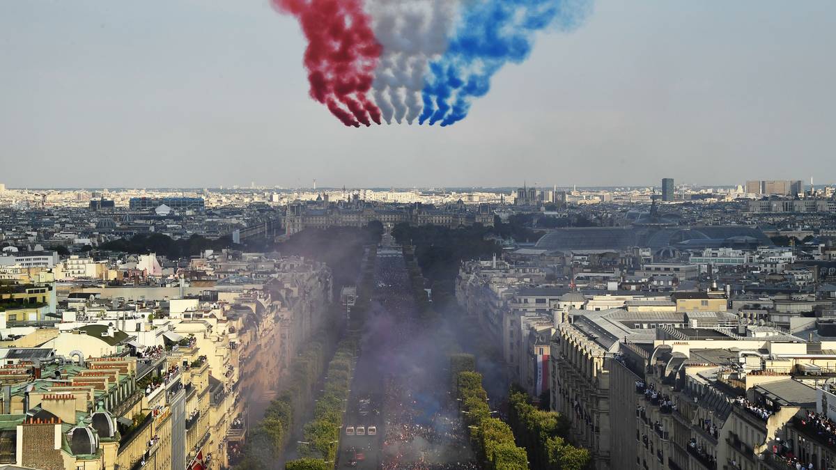 Auch in Frankreich werden die Helden von Moskau gefeiert. Wie schon am Nationalfeiertag zwei Tage zuvor heben Armee-Flugzeuge zur Flugshow ab und bilden mit ihren Rauchspuren die Farben der Nationalflagge
