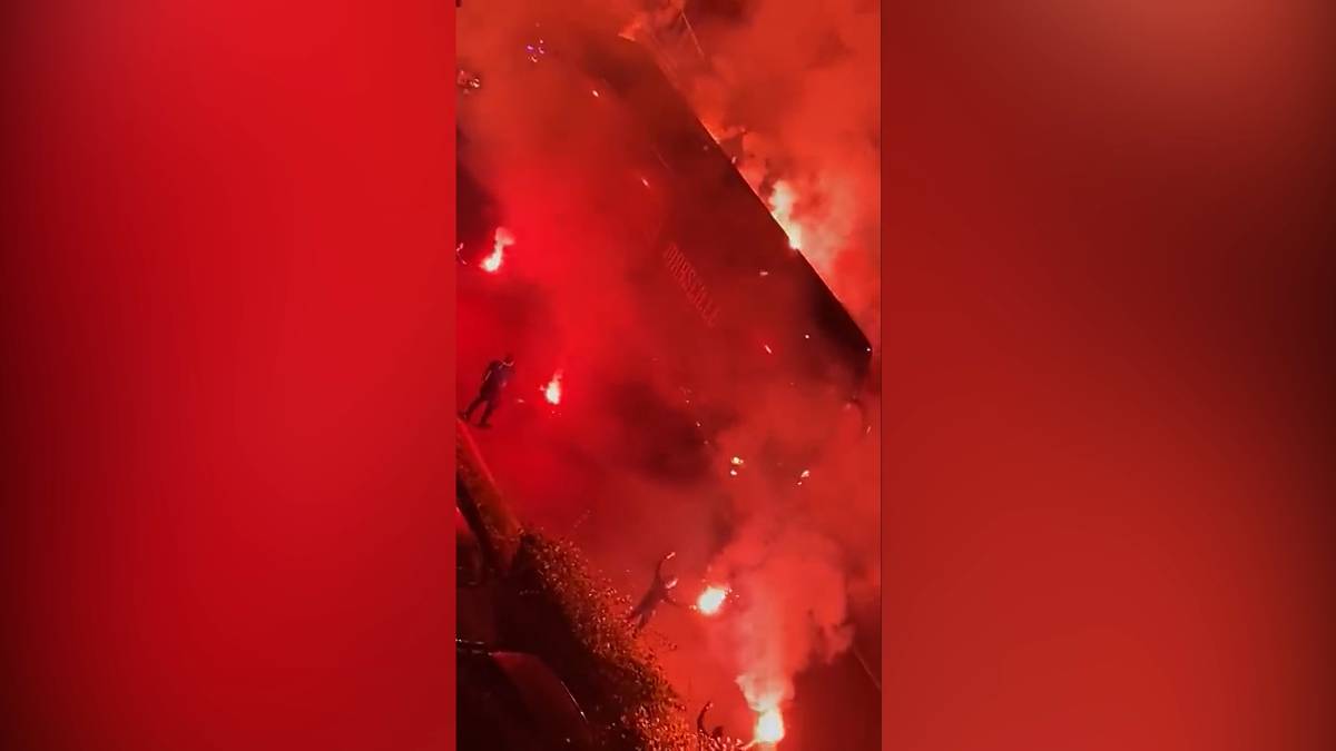 Pyro-Wahnsinn! Marseille-Fans begleiten das Team zum Stadion