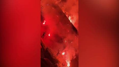 Vor dem entscheidenden Champions-League-Spiel gegen Tottenham haben die Fans von Olympique Marseille ihr Team mit einer riesigen Pyro-Show vor dem Stadion begrüßt.