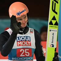 Skispringer Karl Geiger feiert beim Weltcup in Lahti einen Podestplatz. Zuvor scheiterte er bei wechselhaften Windverhältnissen fast in der Qualifikation.
