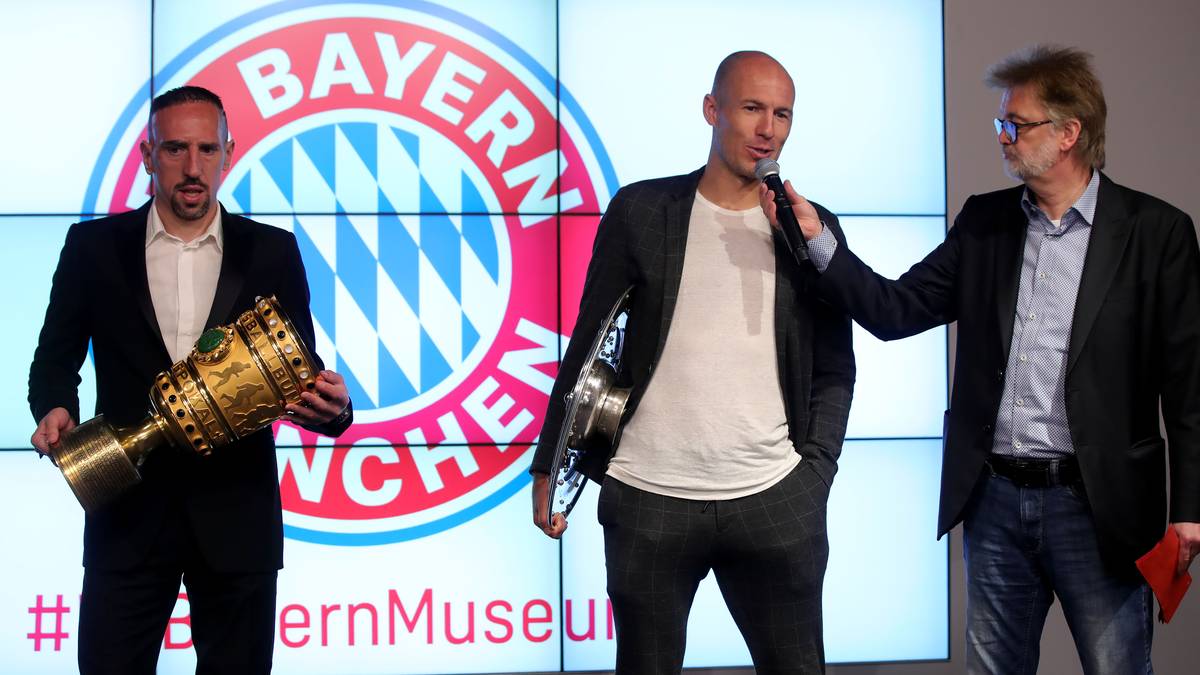 Mit den bevorstehenden Abgängen von Arjen Robben (M.), Franck Ribéry (l.) und wohl auch Jérôme Boateng und den Einkäufen Benjamin Pavard und Lucas Hernández wird aber zumindest ein Umbruch auf Spielerseite vorangetrieben. Mittelfristig sollen aber auch wieder Nachwuchsspieler nachhaltig den Sprung zu den Profis schaffen