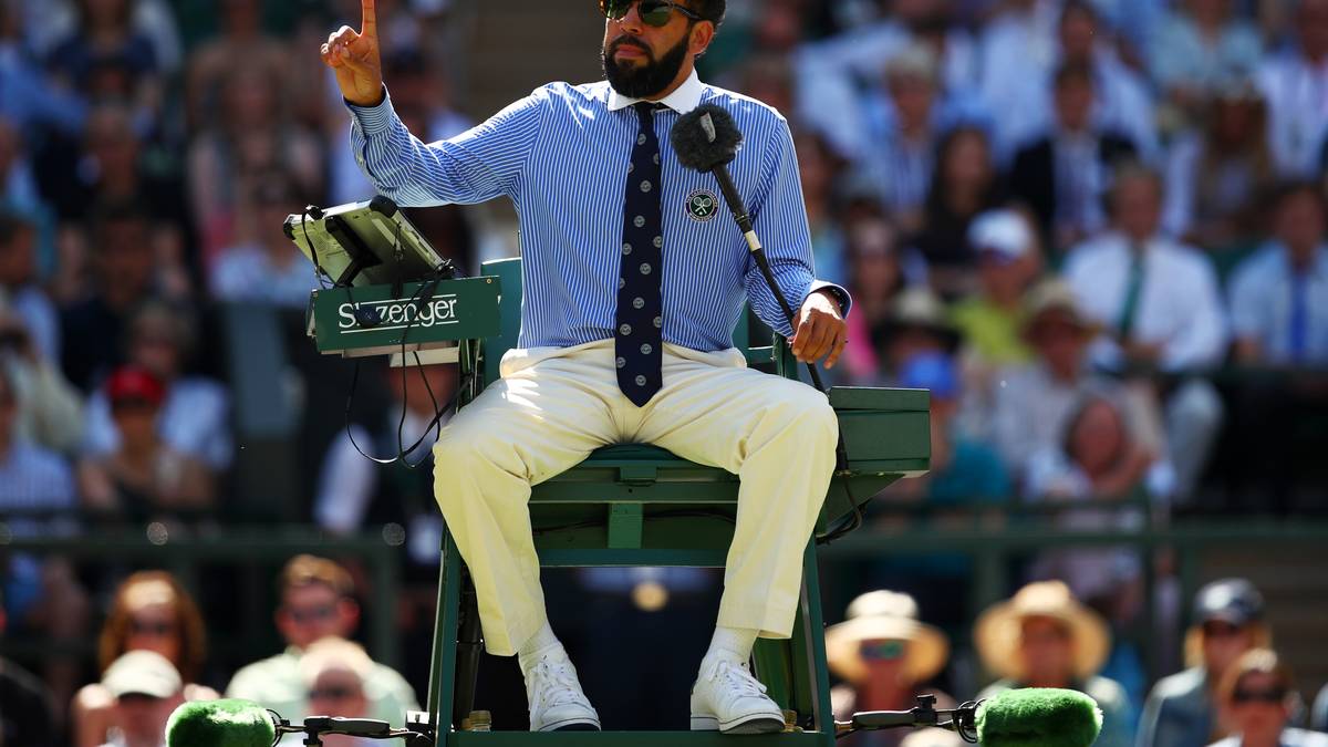 Aus! Schiedsrichter Kader Nouni hat alles im Griff