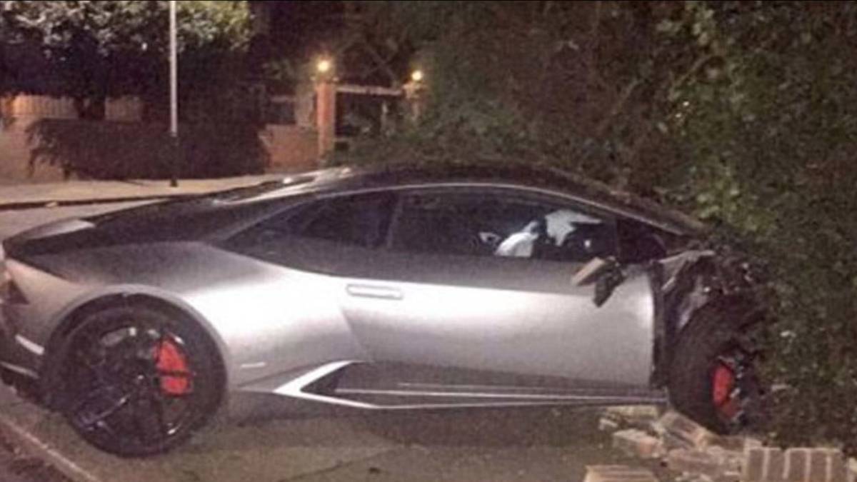 Gegen die Wand. Besser gesagt gegen die Hauswand setzt West Ham Uniteds Stürmer Diafra Sakho in der Nacht von Montag auf Dienstag seinen Lamborghini. Sakho verlässt das über 260.000 Euro teure Geschoss unverletzt