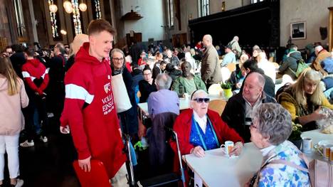 Die Stars des VfB Stuttgart packen in der Vesperkirche mit an, um Bedürftigen zu helfen - ein Termin, der für Sebastian Hoeneß und Co. fest im Kalender steht.