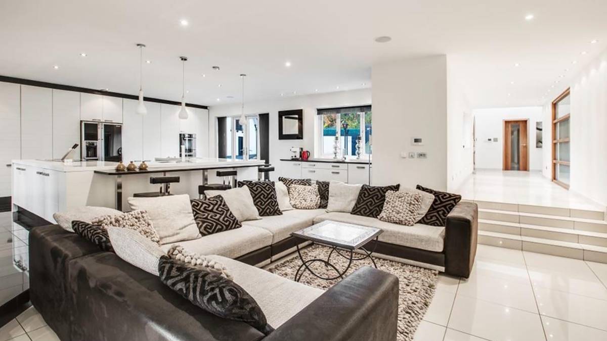 Im Wohnzimmer gibt es ganz schön viel Platz. Den braucht Fellainis riesige Couch-Landschaft aber auch