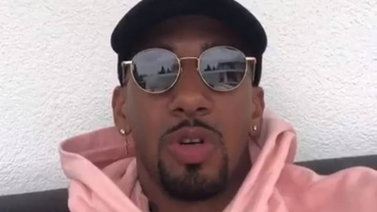 Am Tag nach der Party bedankt sich Boateng bei allen Party-Gästen. Die Brille soll sicher nur gegen die blendende April-Sonne schützen ...