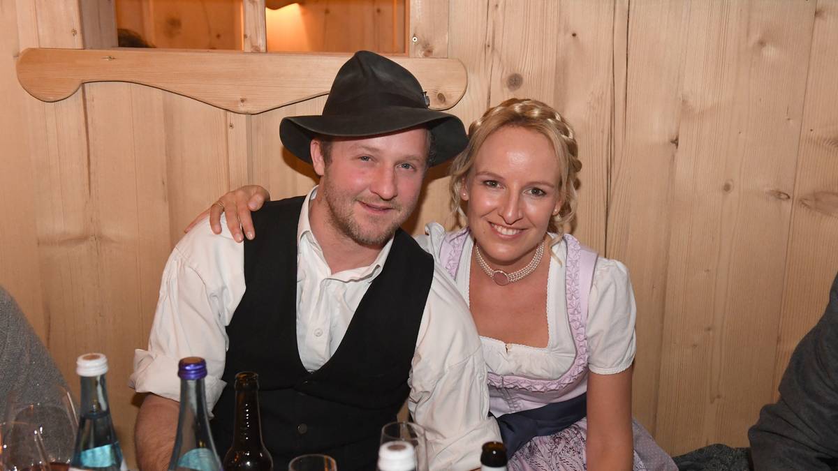 Hier lächeln Wirtin Maria Hauser und Schauspieler Maximilian Brückner in die Kameras