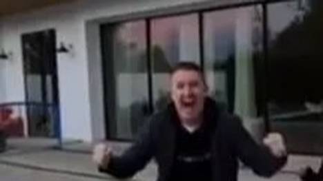 Der ehemalige Stürmer von Tottenham Robbie Keane hat vor sechs Jahren seine Karriere beendet. Im seinem Garten zeigt er jetzt seinem Sohn die Skills eines Profispielers.