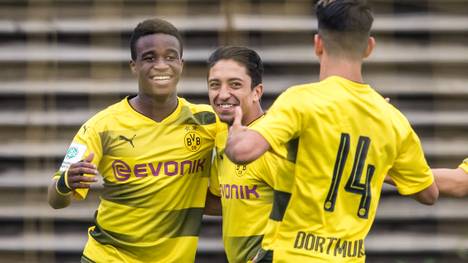 Youssoufa Moukoko (l.) trifft erneut mehrfach für Borussia Dortmund
