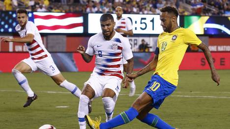 Neymar (r.) führte Brasilien beim Spiel in den USA als Kapitän an