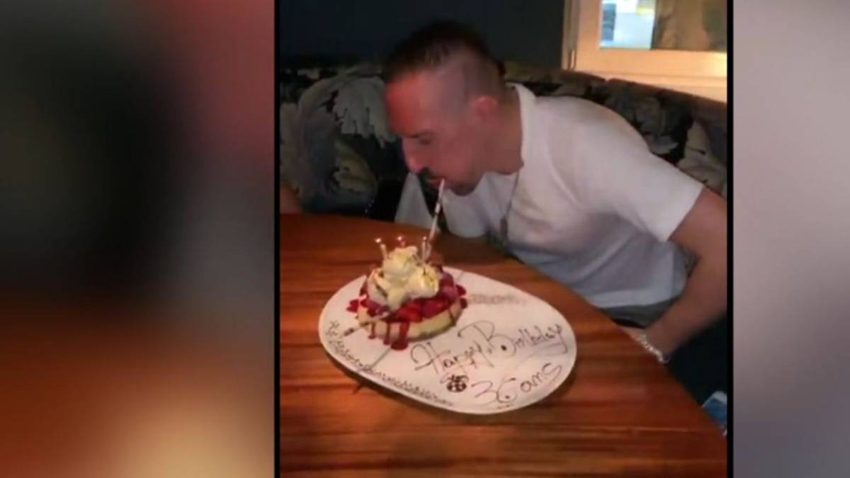 Franck Ribery ist auch da und darf sich selbst feiern lassen: Der Franzose begeht seinen 36. Geburtstag